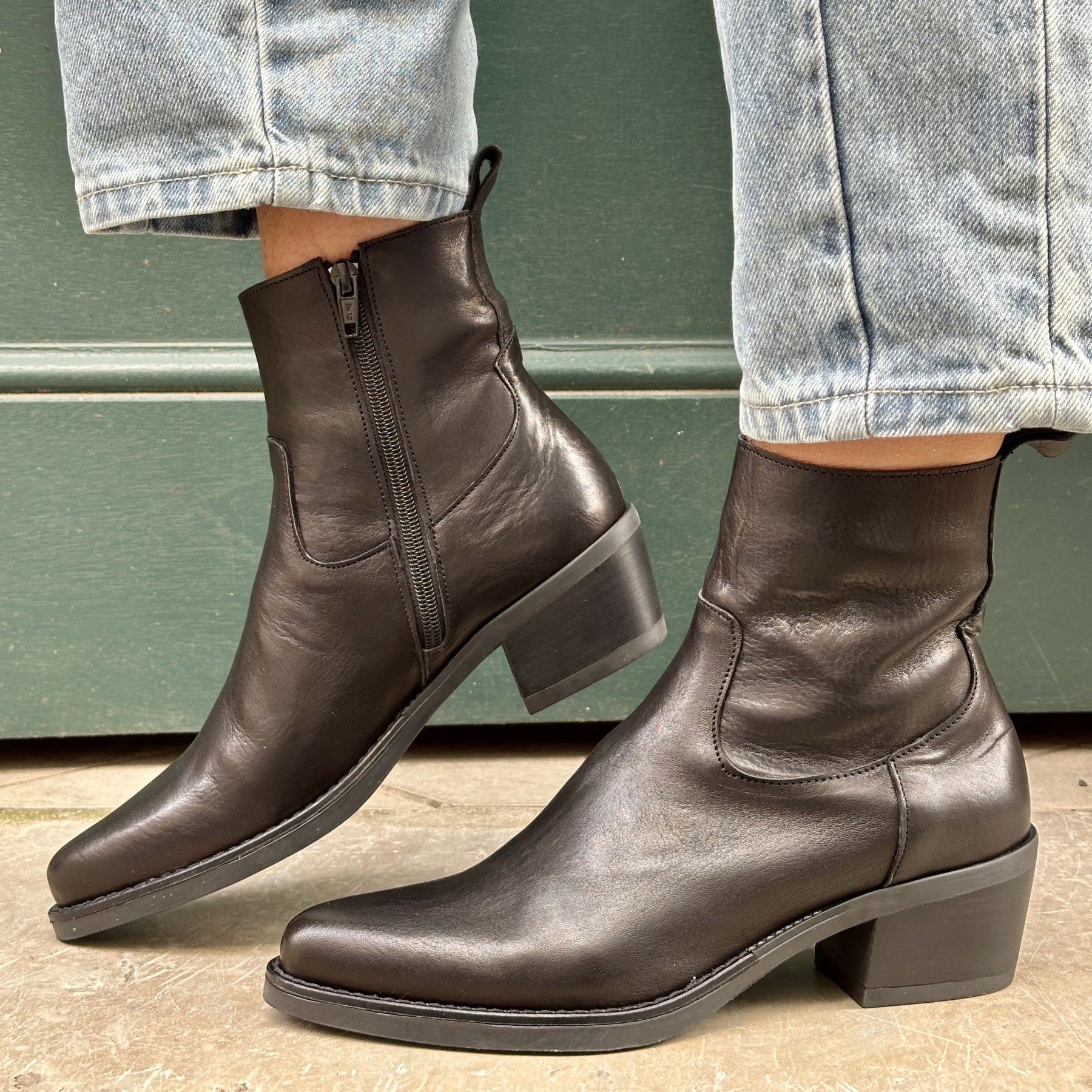 bottine ngy siquiera noir a talons en cuir bottine ngy siquiera noir a talons en cuir