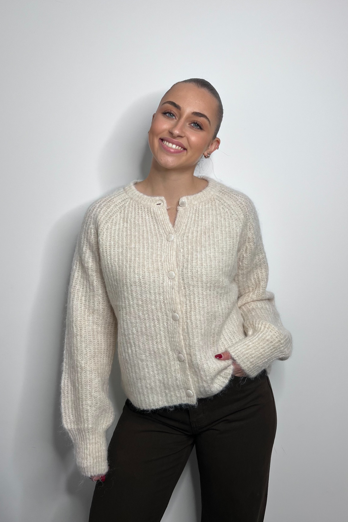 Gilet chummy en maille douce et duveteuse blanc cassé SK28745 Gilet chummy en maille douce et duveteuse blanc cassé SK28745