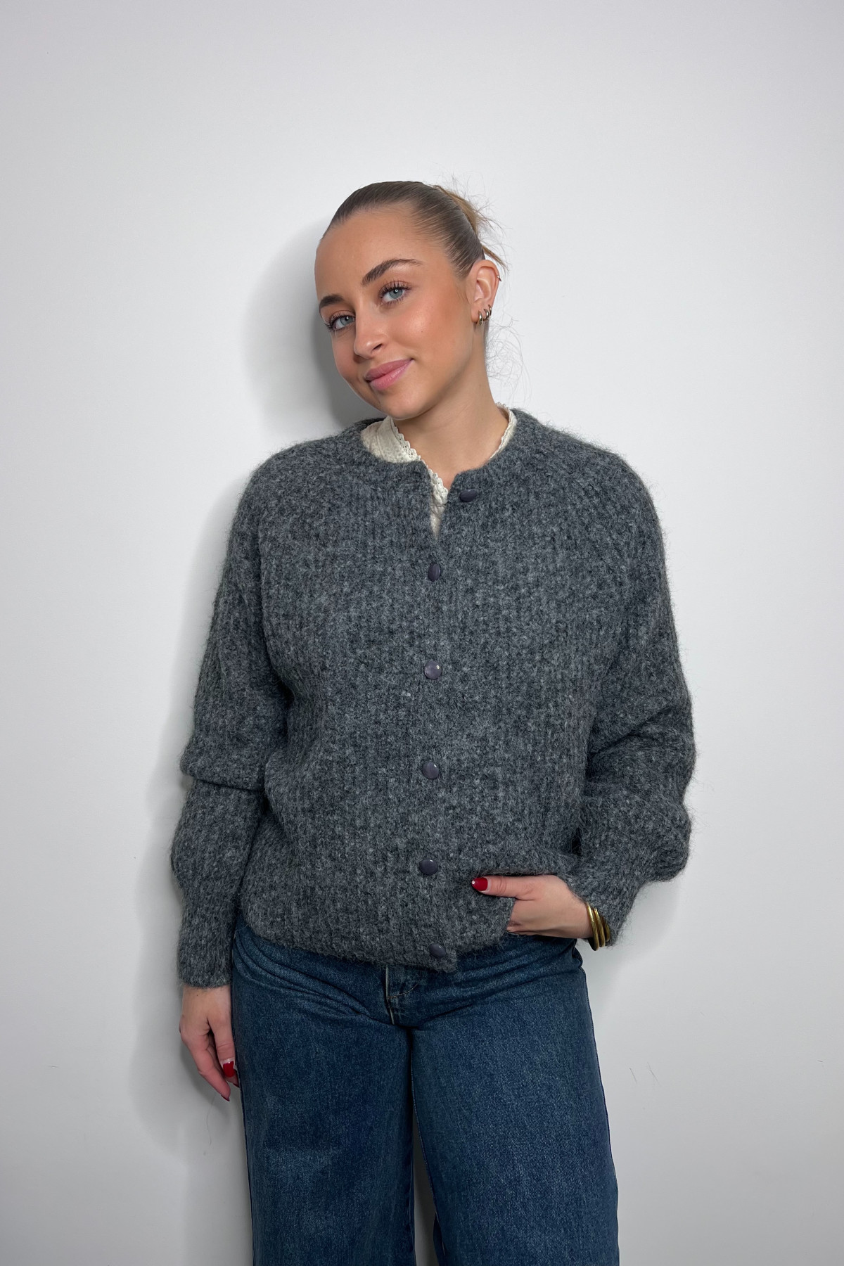 Gilet chummy en maille douce et duveteuse gris SK28745 Gilet chummy en maille douce et duveteuse gris SK28745