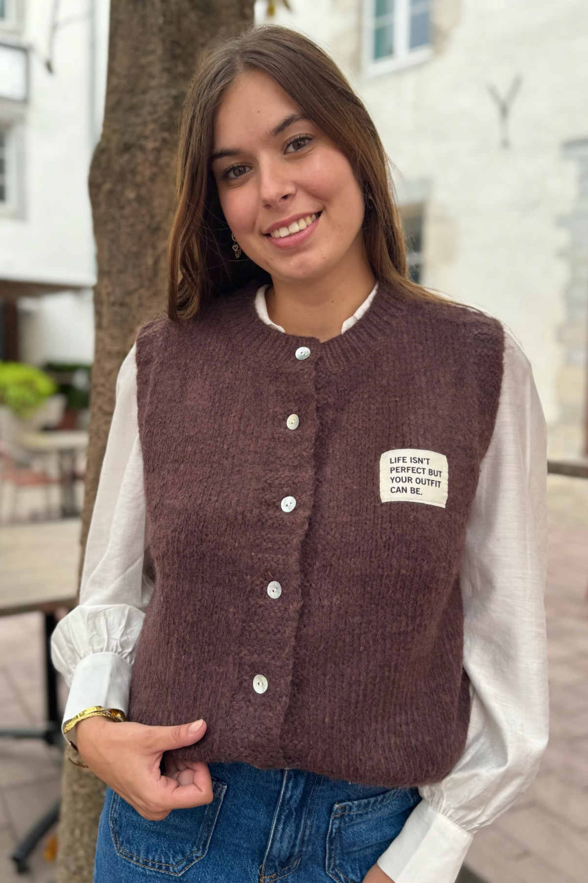 Gilet sans manches en maille marron avec patch imprimé et fermeture boutonnée 26279 Gilet sans manches en maille marron avec patch imprimé et fermeture boutonnée 26279