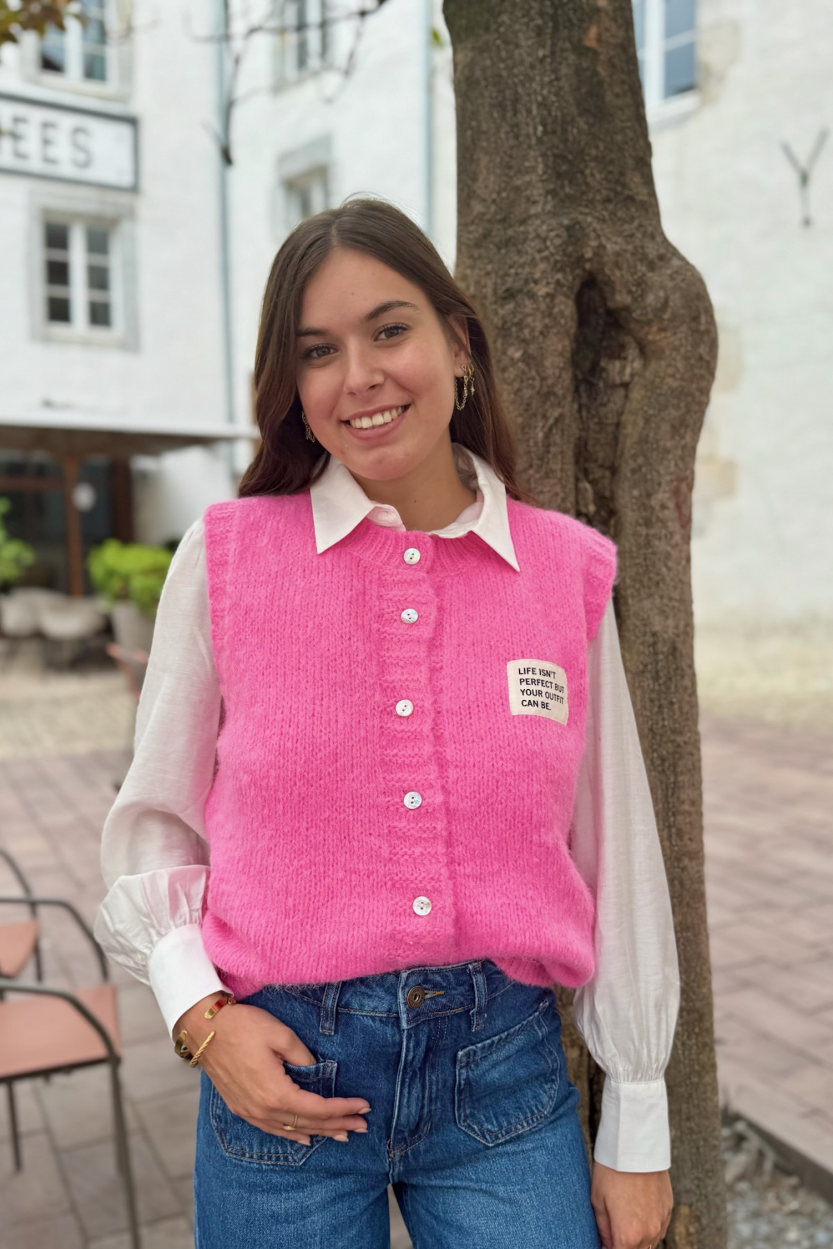 Gilet sans manches en maille rose fluo avec patch imprimé et fermeture boutonnée 26279 Gilet sans manches en maille rose fluo avec patch imprimé et fermeture boutonnée 26279