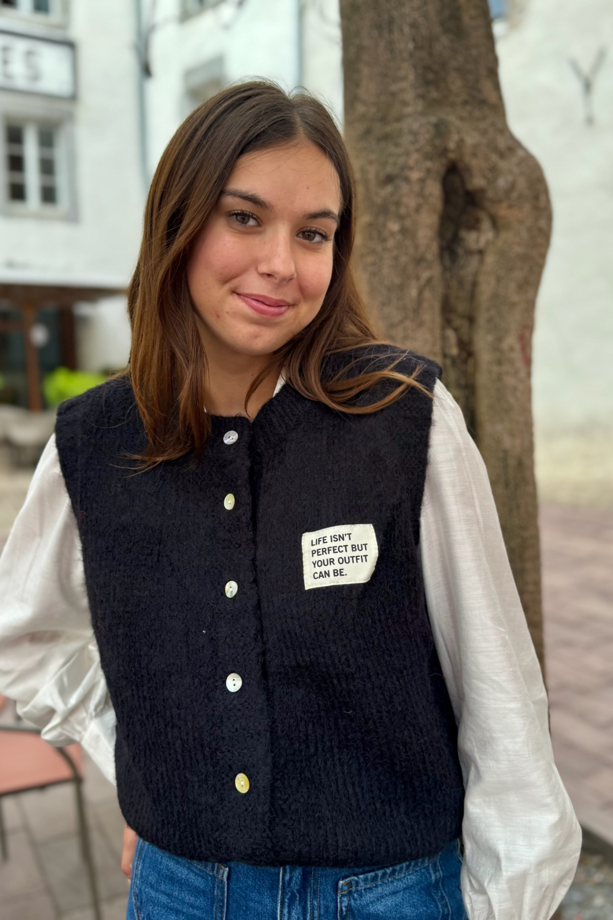 Gilet sans manches noir en maille avec patch imprimé et fermeture boutonnée 26279 Gilet sans manches noir en maille avec patch imprimé et fermeture boutonnée 26279