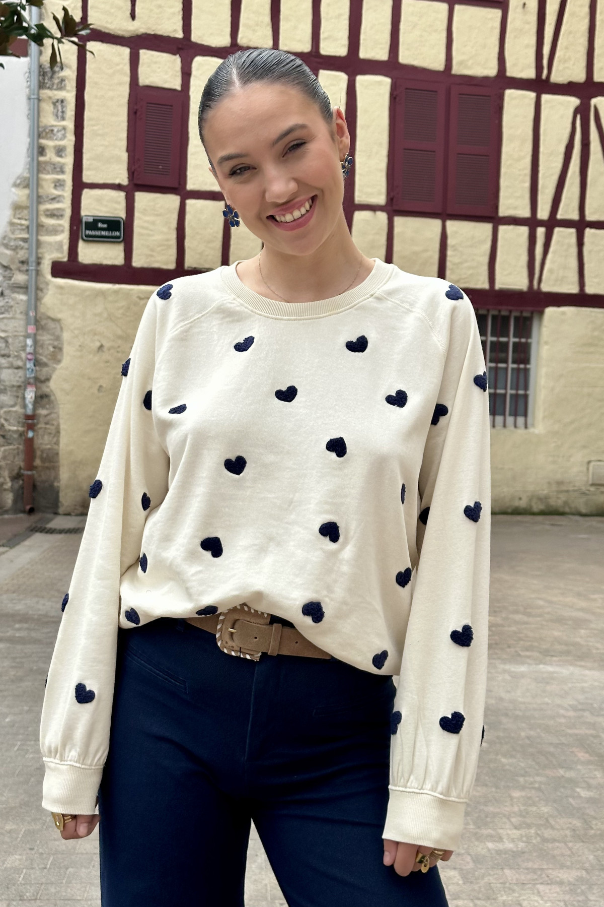 Pull écru ICHI en coton cœurs bleu marine brodés coupe droite et manches longues Pull écru ICHI en coton cœurs bleu marine brodés coupe droite et manches longues