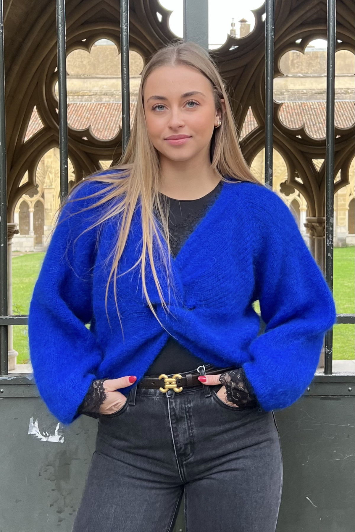 pull en mohair avec détail noeud chummy bleu électrique pull en mohair avec détail noeud chummy bleu électrique