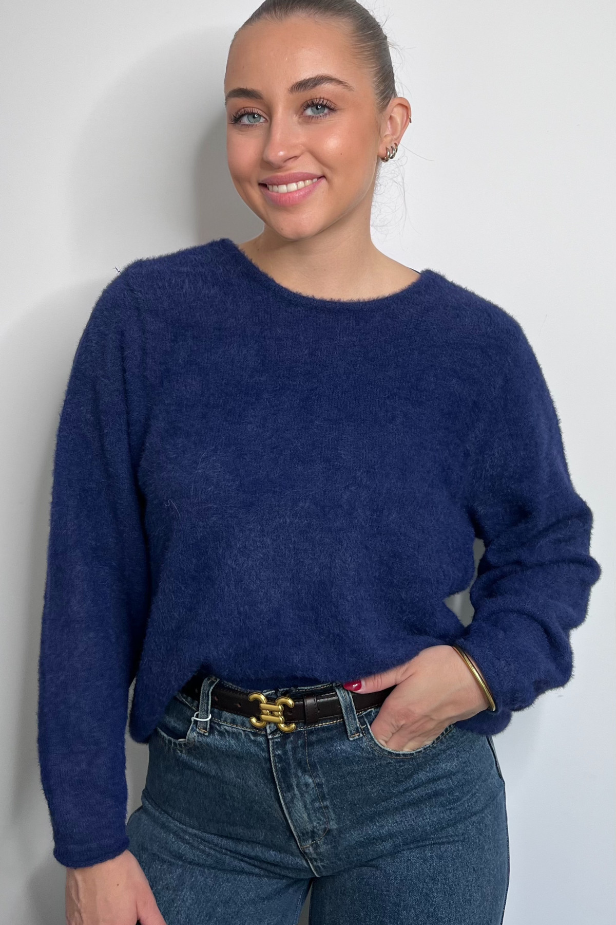 pull maille duveteuse bleu indigo avec boutons dans le dos pull maille duveteuse bleu indigo avec boutons dans le dos