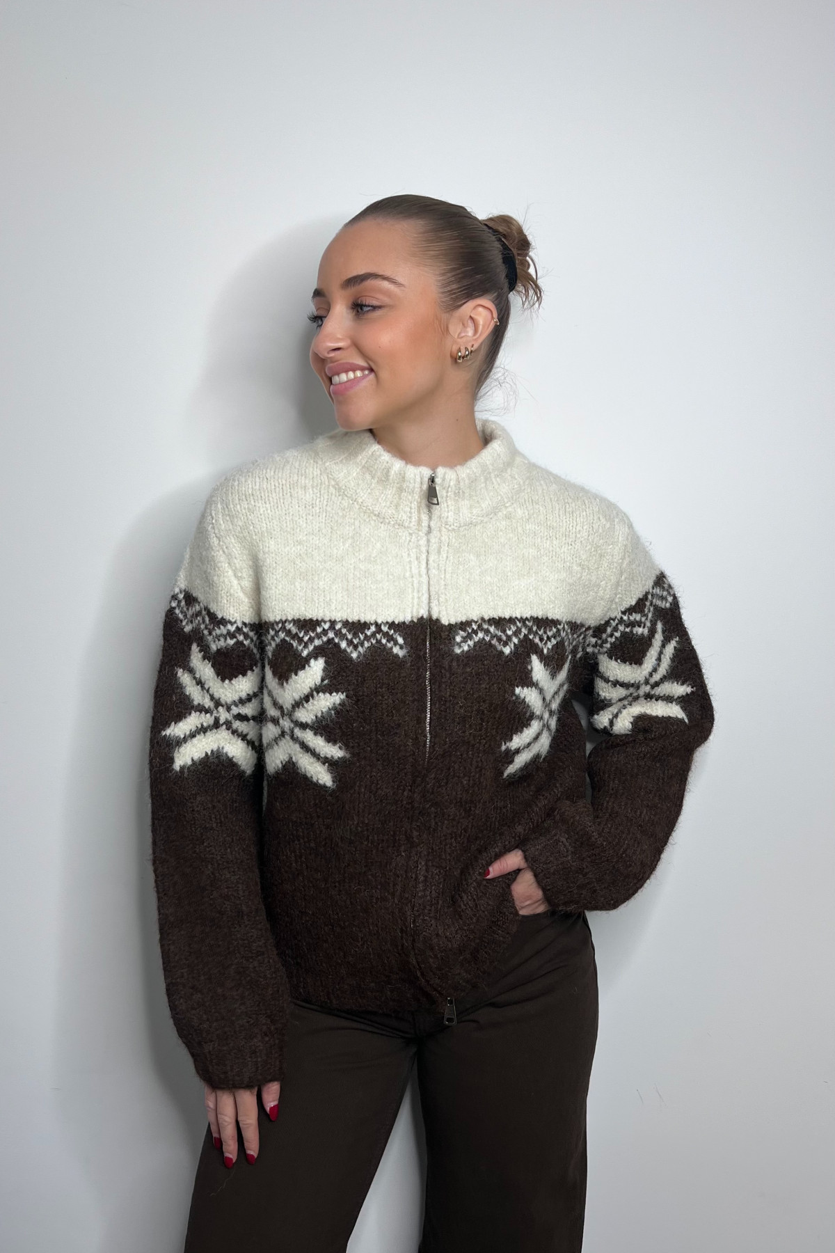 veste the korner blanc cassé et marron motifs hivernaux T25204511 veste the korner blanc cassé et marron motifs hivernaux T25204511